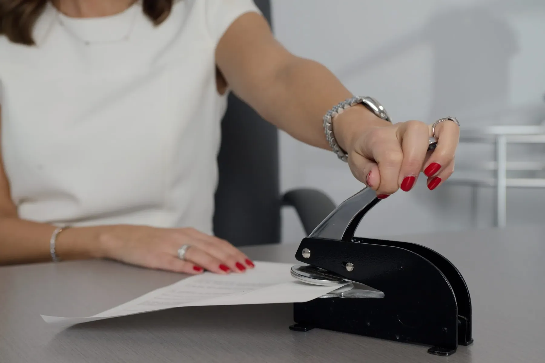 Sceau notarial apposé sur un acte signé